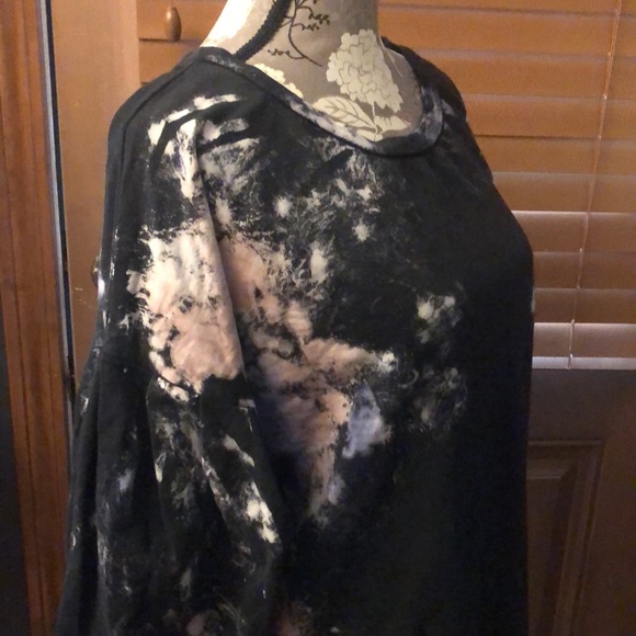 Free People black sweatshirt with billowy pleated sleeves and pink bleach effect - Picture 2 of 16